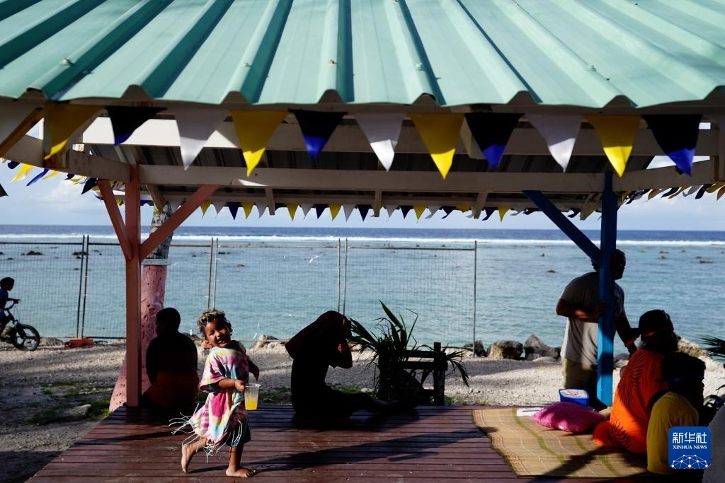 1月20日，當(dāng)?shù)厝嗽阼斠惶幒┬蓍e娛樂。新華社記者 王申 攝