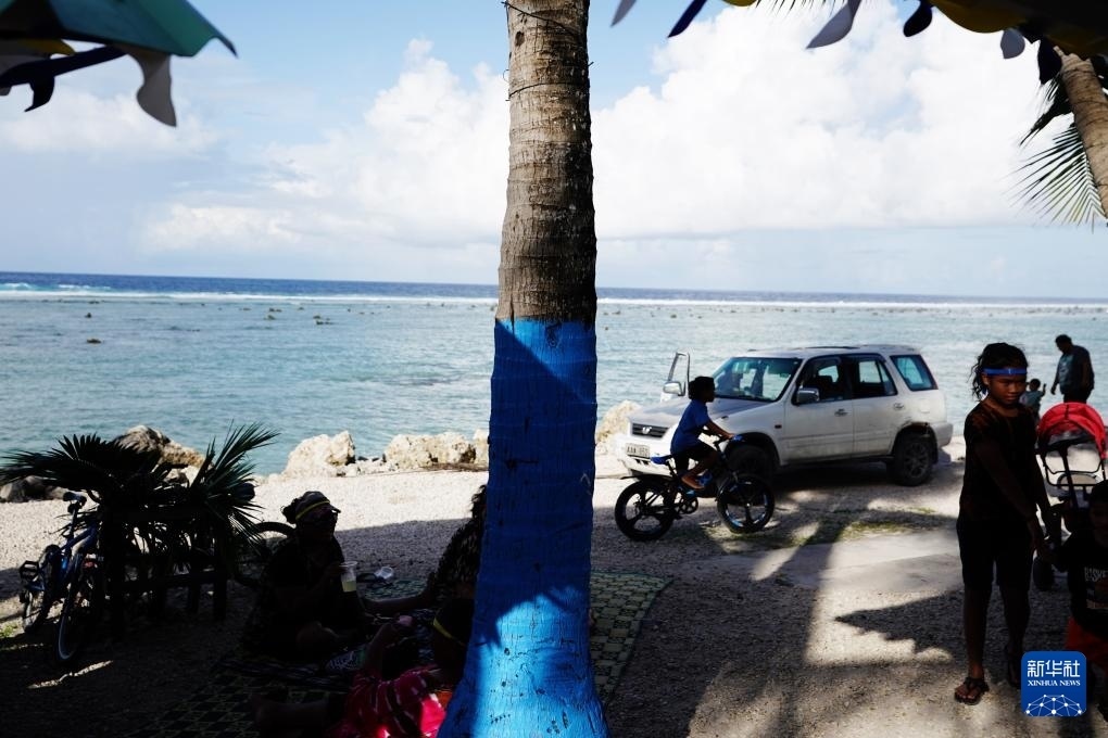 1月20日，當(dāng)?shù)厝嗽阼斠惶幒┬蓍e娛樂。新華社記者 王申 攝