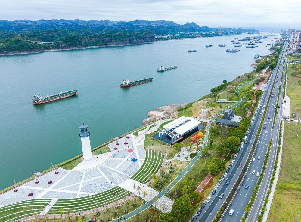 △湖北宜昌市濱江公園燈塔廣場(chǎng)。該廣場(chǎng)是在實(shí)施岸線復(fù)綠等綜合措施后，由老舊碼頭改造而成。