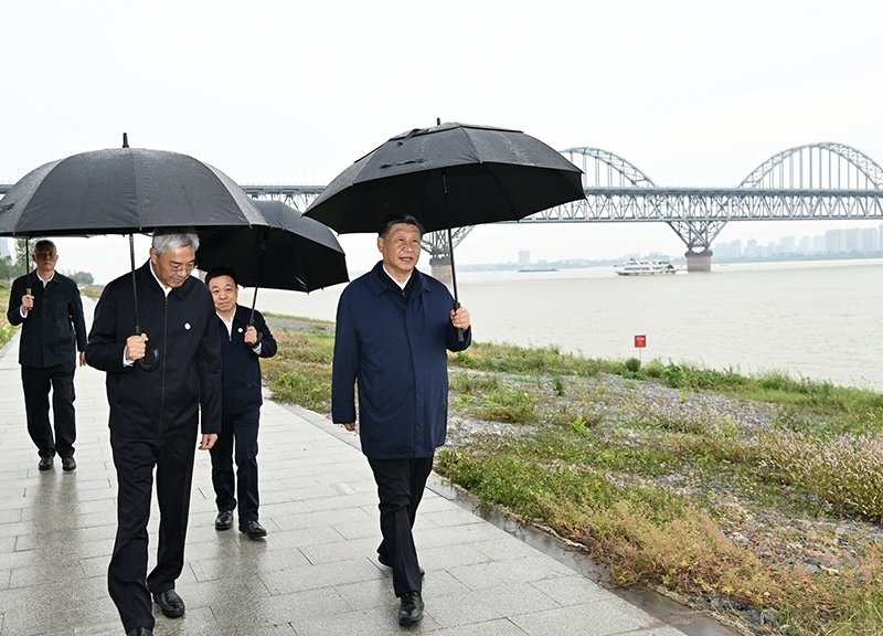 2023年10月10日，習近平總書記在江西省九江市長江國家文化公園九江城區(qū)段考察時，冒雨沿江堤步行察看沿岸風貌。