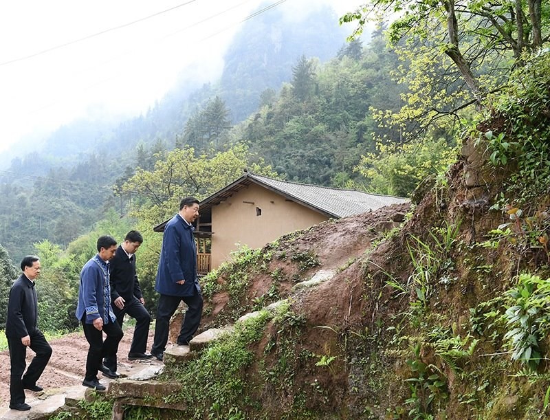 2019年4月15日，在重慶石柱土家族自治縣中益鄉(xiāng)華溪村，習近平總書記踏著濕滑的石階登上陡坡，前往貧困戶譚登周家看望。