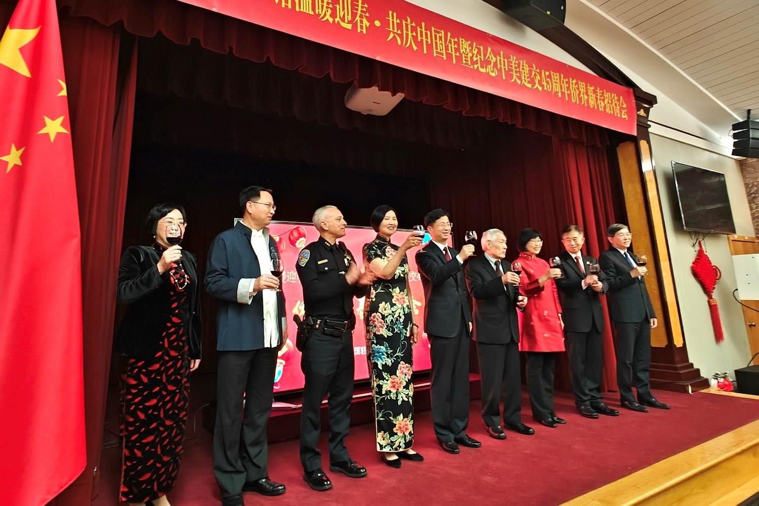 僑胞代表與駐舊金山總領(lǐng)館官員合影。主辦方供圖
