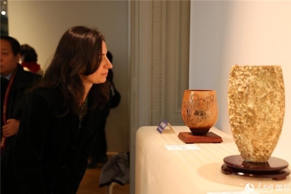 嘉賓和公眾參觀“絲路瓷行”——中國(guó)景德鎮(zhèn)陶瓷文化特展。人民網(wǎng)記者 尚凱元攝
