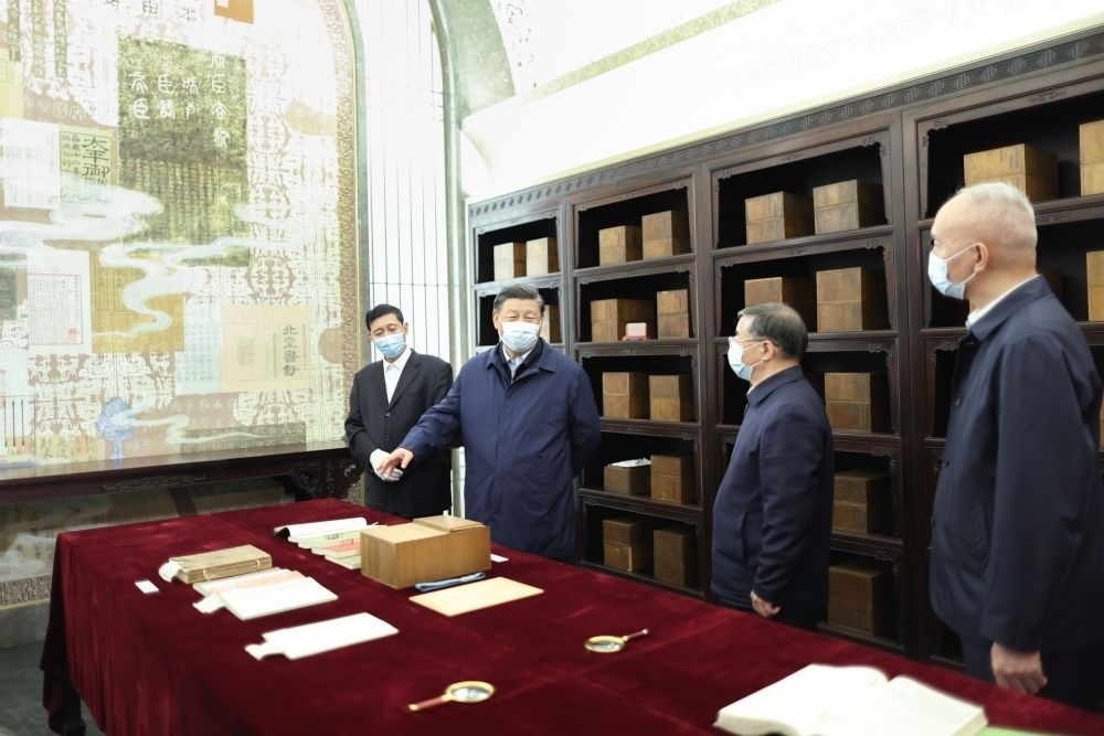 2023年6月1日下午，習(xí)近平在位于北京的中國國家版本館考察時，在蘭臺洞庫了解館藏精品版本保存情況。新華社記者 鞠鵬 攝