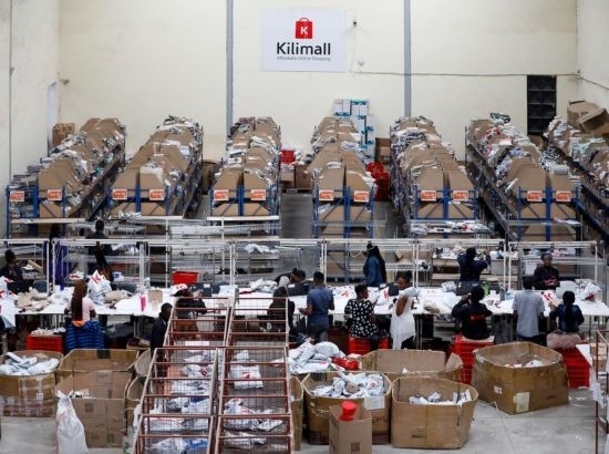 2023年11月11日，在肯尼亞姆洛隆戈，Kilimall員工在倉(cāng)庫(kù)內(nèi)工作。新華社記者 李亞輝 攝
