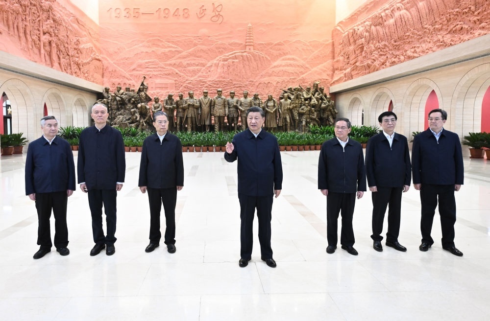 2022年10月27日，習(xí)近平在延安革命紀(jì)念館參觀《偉大歷程——中共中央在延安十三年歷史陳列》結(jié)束時發(fā)表重要講話。新華社記者 燕雁 攝
