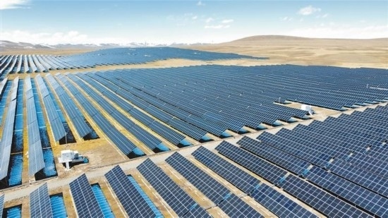西藏華電色尼區(qū)12萬千瓦光伏發(fā)電項目電力保供項目航拍。趙書彬攝