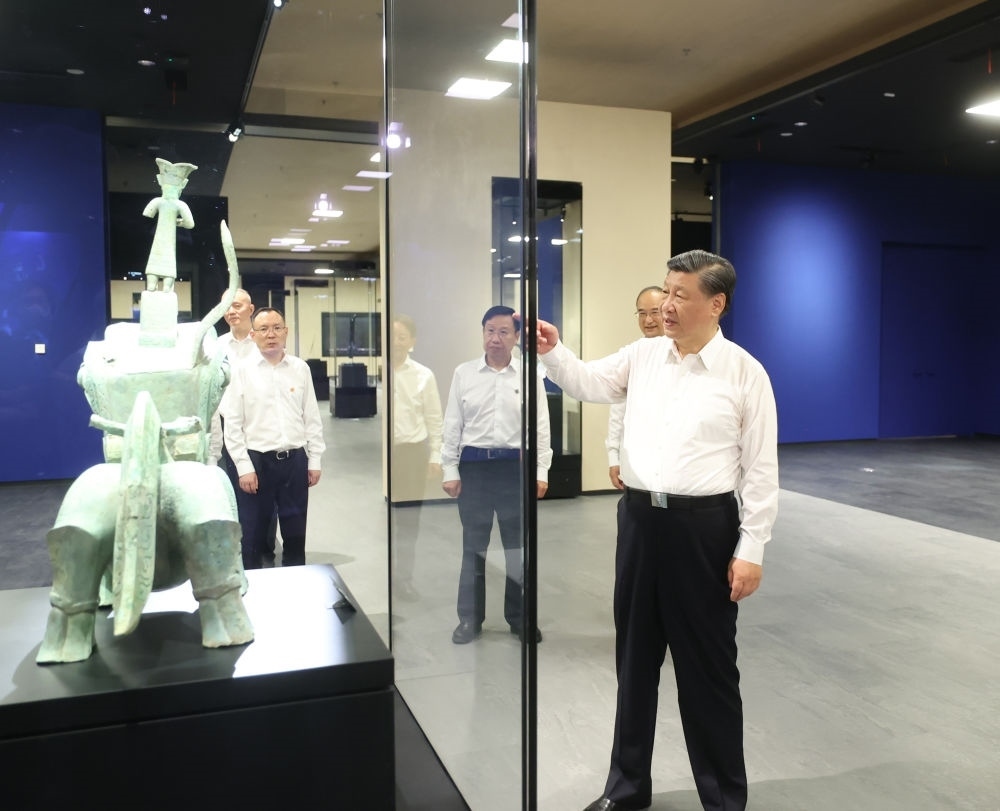 2023年7月26日下午，習(xí)近平在位于四川省德陽市廣漢市的三星堆博物館新館參觀。新華社記者 鞠鵬 攝
