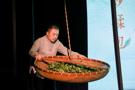 “何以中國(guó)·向海泉州”網(wǎng)絡(luò)主題活動(dòng)現(xiàn)場(chǎng)，魏嘉宏表演搖青。