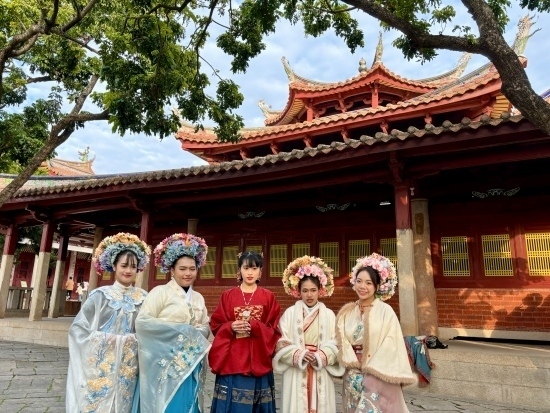 泰國留學(xué)生頭戴蟳埔簪花圍在開元寺留影。人民網(wǎng)記者 金慧慧攝