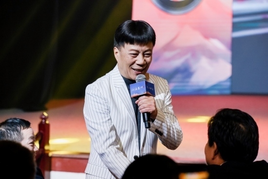 “何以中國·向海泉州”網(wǎng)絡(luò)主題活動(dòng)現(xiàn)場(chǎng)，陳百潭演出時(shí)與觀眾互動(dòng)。泉州廣播電視臺(tái)供圖