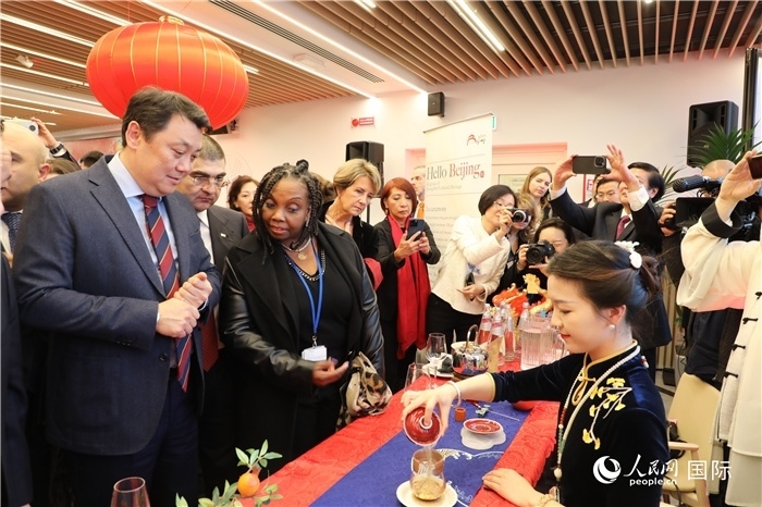 到訪嘉賓欣賞中國茶藝并品茶。 