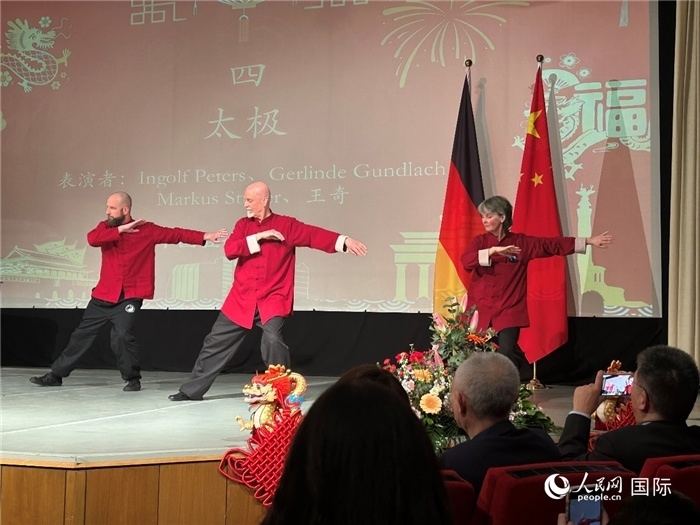 太極，表演者：Ingolf Peters、Gerlinde Gundlach、Markus Stüber