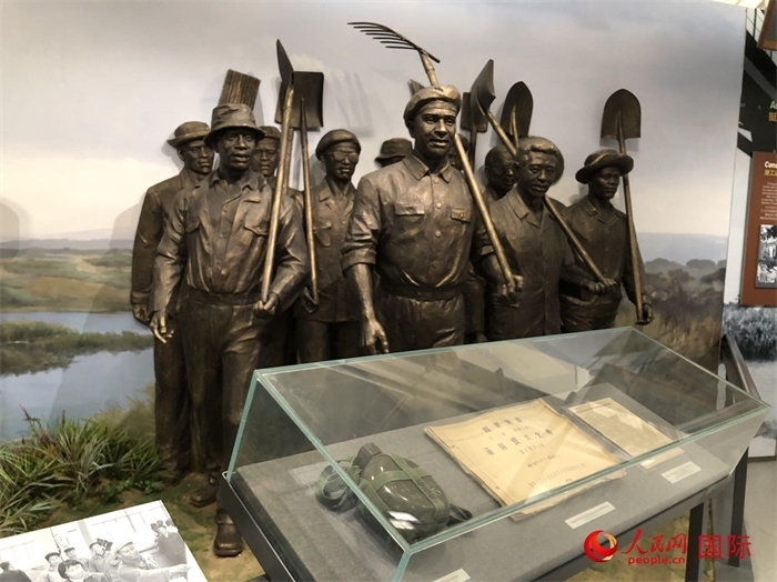 紀(jì)念園中展覽的筑路場(chǎng)景 。人民網(wǎng)記者 黃培昭攝