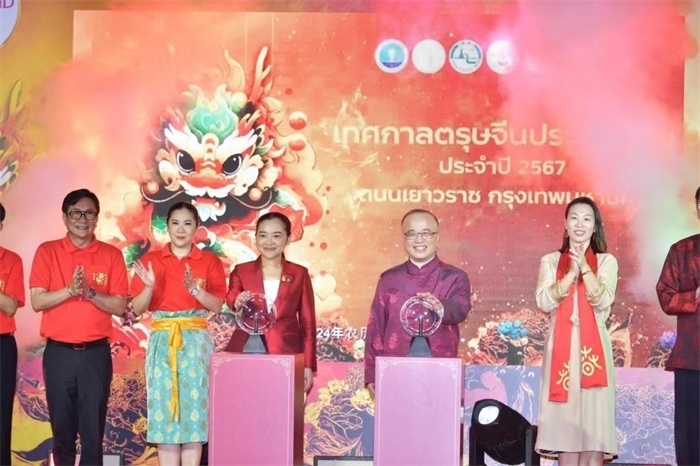 泰國(guó)旅游與體育部長(zhǎng)素妲婉、中國(guó)駐泰國(guó)使館公使吳志武代表中泰雙方同時(shí)觸按水晶球點(diǎn)亮龍頭彩燈。中國(guó)駐泰國(guó)使館供圖