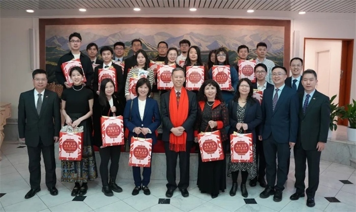 中國駐瑞典大使館崔愛民與留學(xué)生代表和華校負(fù)責(zé)人合影。 中國駐瑞典大使館供圖