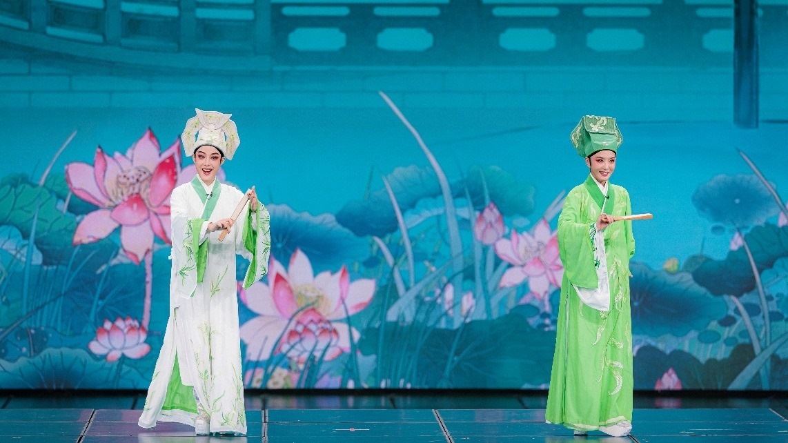 青年越劇演員陳麗君、李云霄彩排現(xiàn)場(chǎng)。主辦方供圖