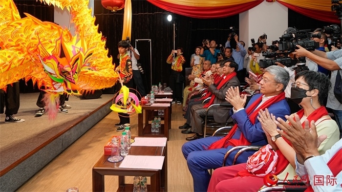 嘉賓觀看傳統(tǒng)舞龍表演。人民網(wǎng)記者 謝佳君攝