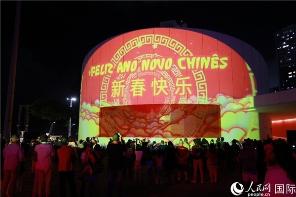 林度夫人公園內(nèi)劇院的外墻上投影出中國文化元素燈光秀。人民網(wǎng)記者 陳海琪攝