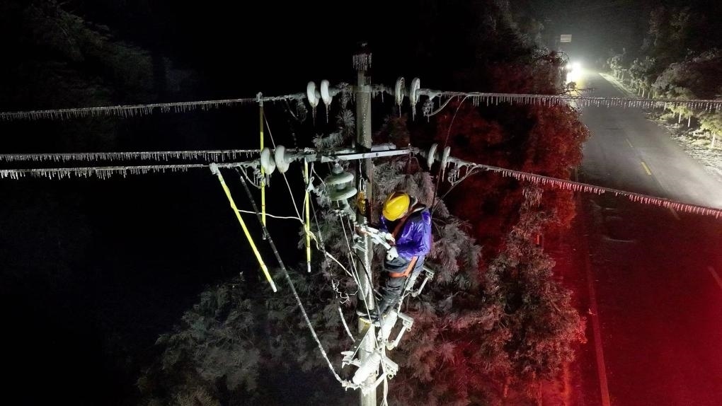 2月5日，電力工人在對供電線路進(jìn)行搶修。新華社發(fā)