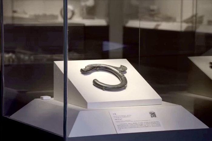 中國(guó)國(guó)家博物館內(nèi)展出的C形玉龍。
