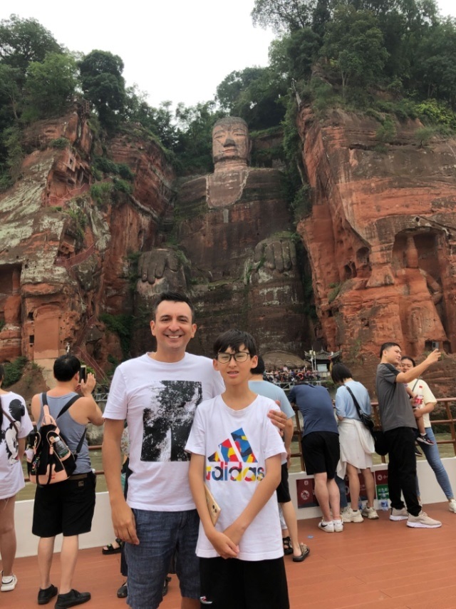 埃爾南多與兒子在廣東佛山。圖片由受訪者提供