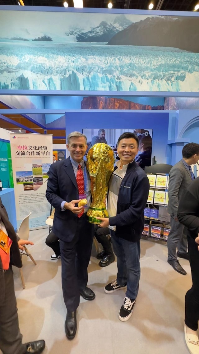 2022年，馬克西米與同事在上海。圖片由受訪者提供