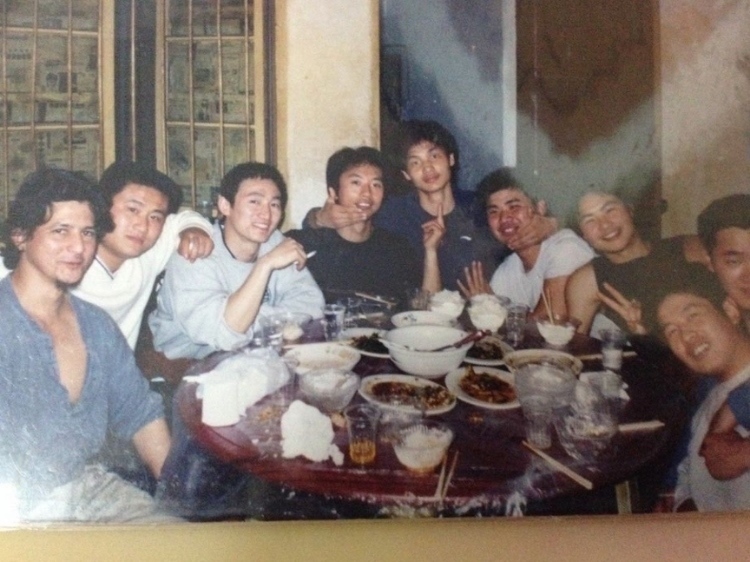 2007 年，卡洛斯·卡斯蒂略（左一）和他的中國朋友在武漢慶祝春節(jié)。圖片由受訪者提供