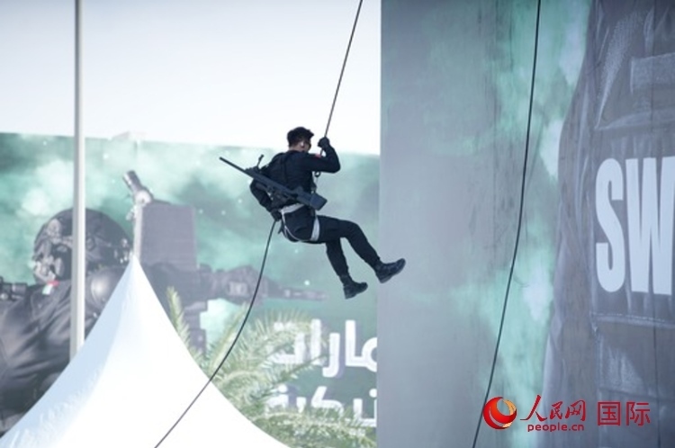 中國特警索降。人民網(wǎng) 塔里克·易卜拉欣攝