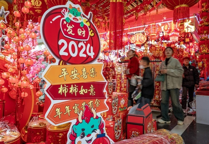 1月11日，顧客在昆明新螺螄灣國(guó)際商貿(mào)城選購節(jié)日飾品。新華社記者 陳欣波 攝