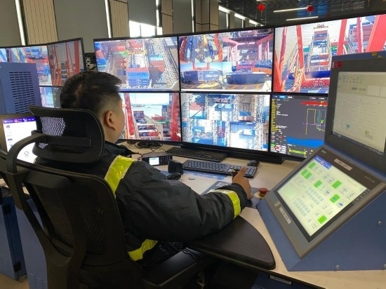 圖為寧波舟山港梅山港區(qū)遠(yuǎn)控操作室內(nèi)，橋吊司機(jī)在遠(yuǎn)程控制橋吊裝卸。新華社記者魏一駿 攝