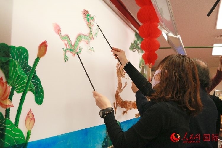 皮影戲表演。人民網(wǎng) 許可攝