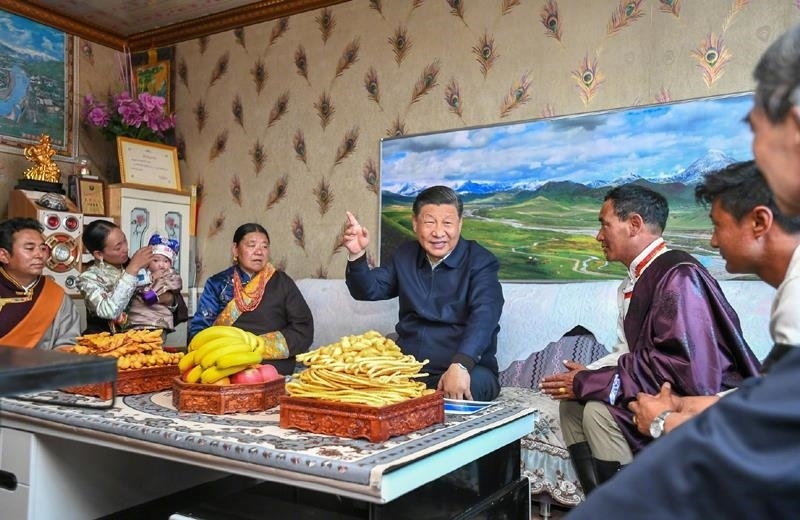 △2021年6月8日，習(xí)近平總書記在青海海北藏族自治州剛察縣果洛藏貢麻村，同藏族牧民索南才讓一家人圍坐在客廳聊家常。
