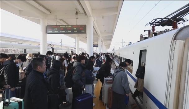 景德鎮(zhèn)北站的旅客陸續(xù)登上回家的列車。中國(guó)鐵路南昌局供圖