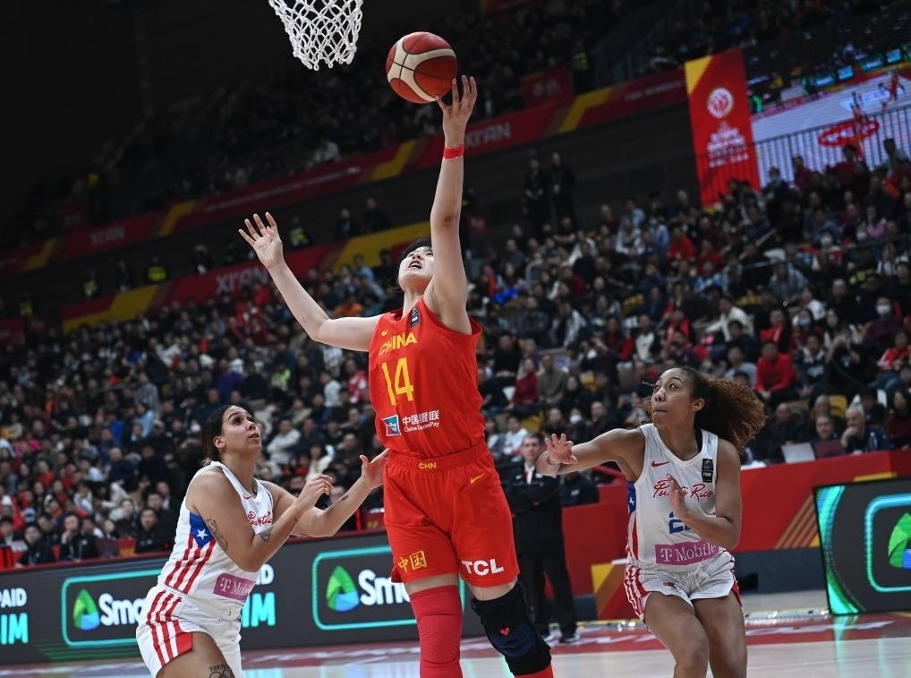 2月11日，中國隊(duì)球員李月汝（中）在比賽中上籃。新華社記者 李一博 攝