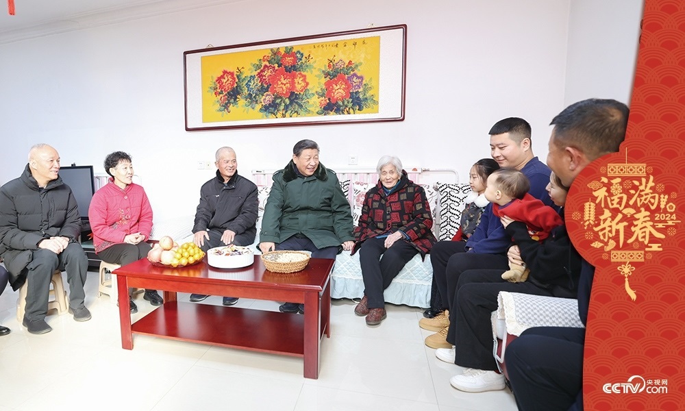 2024年2月1日，習(xí)近平總書(shū)記在天津市西青區(qū)辛口鎮(zhèn)第六埠村考察時(shí)，同村民杜洪剛一家人親切拉家常。