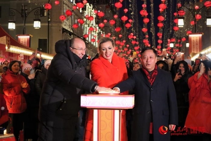 張漢暉、扎哈羅娃、科茲洛夫（從右至左）共同按下活動啟動按鈕。于子恒攝