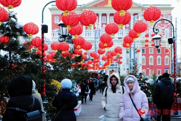 俄羅斯民眾在活動現(xiàn)場參觀游玩。人民網(wǎng)記者 隋鑫攝