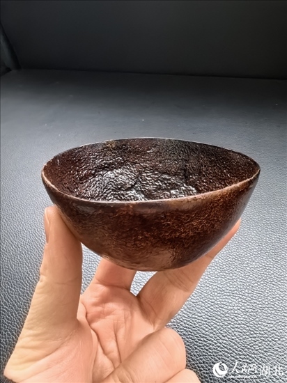用橘子皮制成的碗。人民網(wǎng)記者 周雯攝