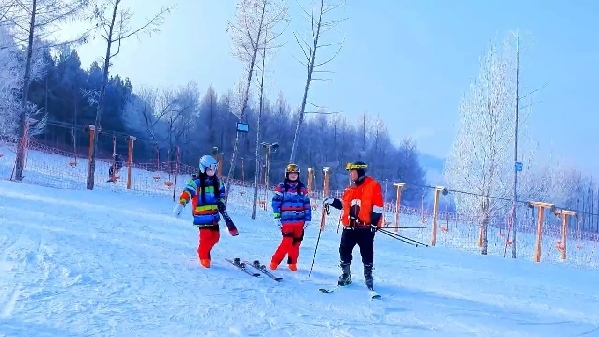 新春走基層｜滑雪場上過春節(jié)！冰城“冷資源”變成“熱經(jīng)濟(jì)”