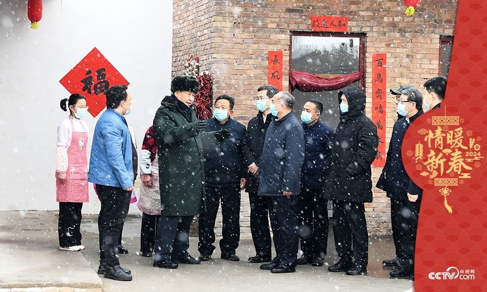 2022年1月26日，習(xí)近平總書記在山西馮南垣村受災(zāi)村民師紅兵家看望。
