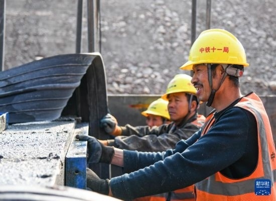 2月13日，在四川省通江縣青峪口水庫建設(shè)現(xiàn)場，中鐵十一局的工人正在進(jìn)行混凝土縱向圍堰施工。