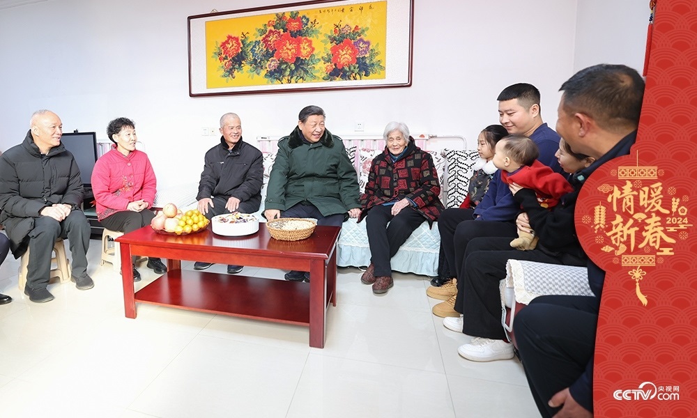 2024年2月1日，習(xí)近平總書記在天津第六埠村考察時(shí)，同村民杜洪剛一家人親切拉家常。