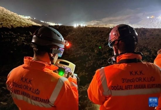 2月13日，救援人員在土耳其東部埃爾津詹省伊利奇區(qū)礦難現(xiàn)場(chǎng)工作。新華社發(fā)（穆斯塔法·卡亞攝）