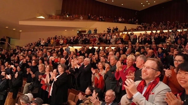 中德觀眾觀看中央民族樂團(tuán)“”天地永樂·中國節(jié)“”音樂會。中國駐德國大使館供圖