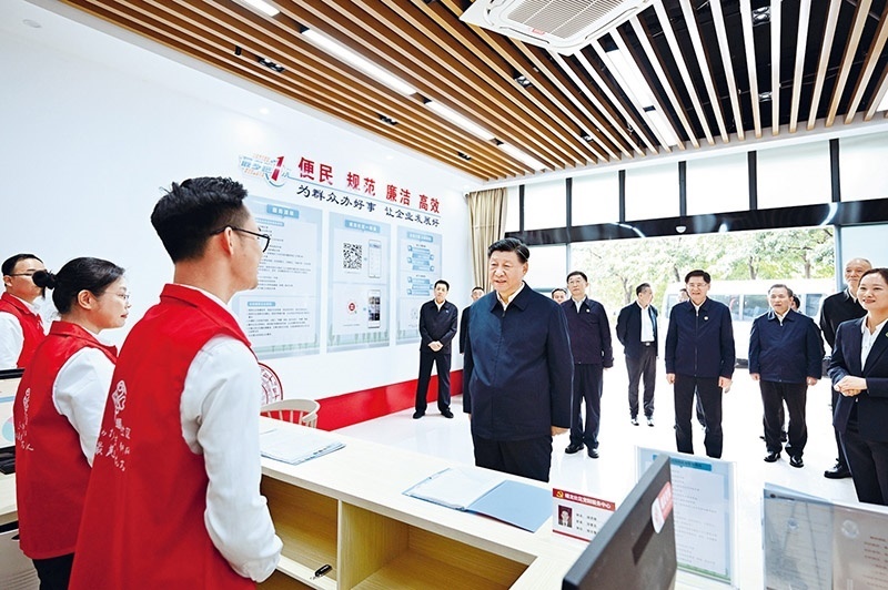 2023年12月14日至15日，中共中央總書記、國家主席、中央軍委主席習(xí)近平在廣西考察。這是14日上午，習(xí)近平在南寧市良慶區(qū)蟠龍社區(qū)黨群服務(wù)中心考察。 新華社記者 燕雁/攝