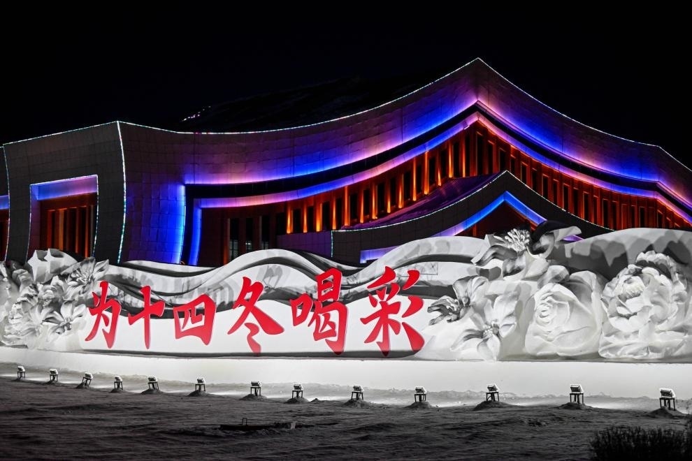 這是“十四冬”主會場外的雪雕（2024年2月14日攝）。新華社記者 連振 攝