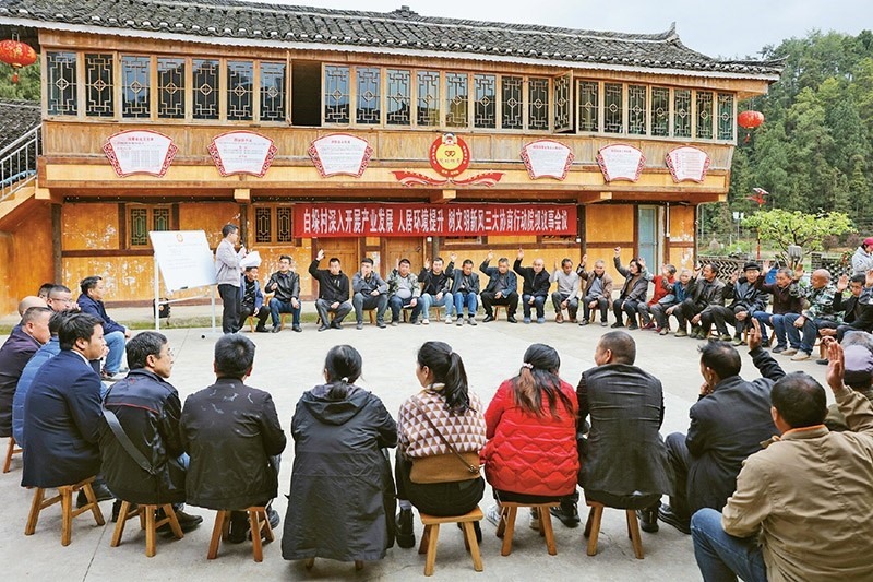 圖為2023年4月6日，貴州省黔東南苗族侗族自治州施秉縣白垛鄉(xiāng)白垛村村民在討論產業(yè)發(fā)展、人居環(huán)境提升、鄉(xiāng)村文明建設相關事宜。 人民圖片 磨桂賓/攝