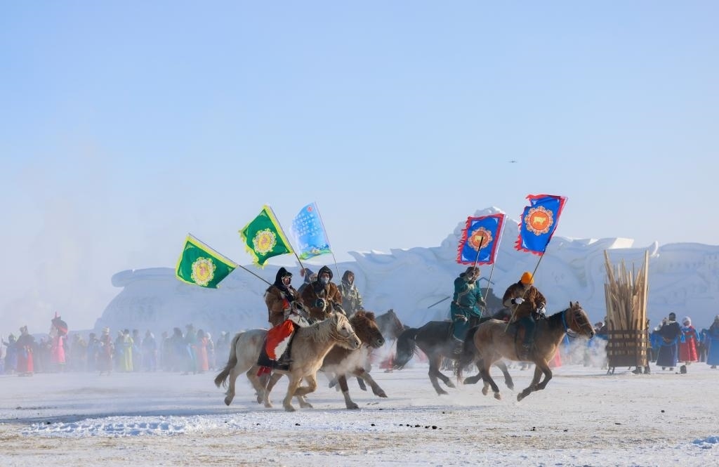 賽馬選手在內(nèi)蒙古自治區(qū)第二十屆冰雪那達(dá)慕開幕式上入場（2023年12月17日攝）。新華社記者 王楷焱 攝