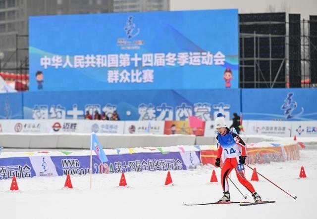 1月13日，黑龍江隊(duì)選手宋雨迪在女子4×1公里團(tuán)體接力（自由技術(shù)）比賽中。當(dāng)日，第十四屆全國(guó)冬季運(yùn)動(dòng)會(huì)群眾越野滑雪比賽在內(nèi)蒙古呼和浩特市東河冰場(chǎng)開(kāi)賽。新華社記者 貝赫 攝